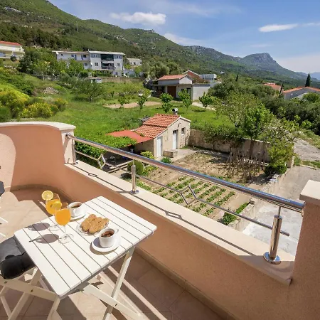 With Balcony And View Apartment Kaštel Stari