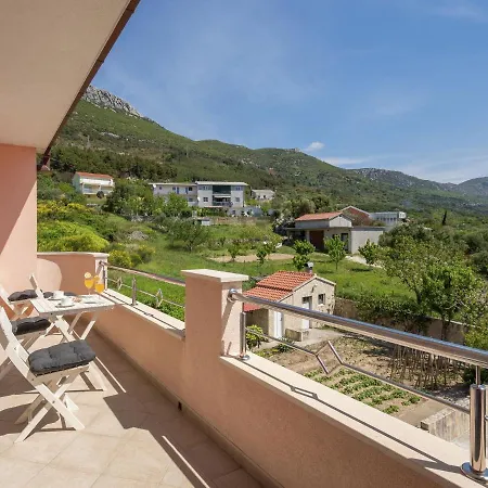 With Balcony And View * Kaštel Stari